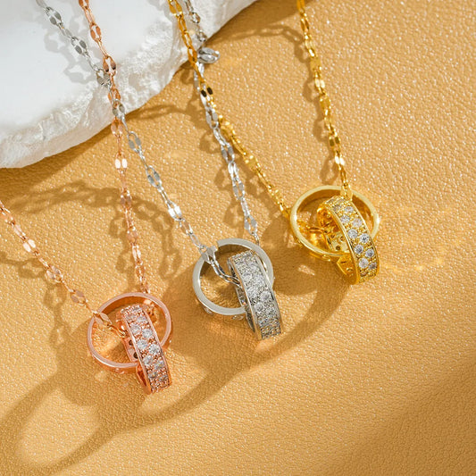 A double-loop interlocking necklace for women exudes a sense of high-end luxury and a simple Instagram collarbone chain