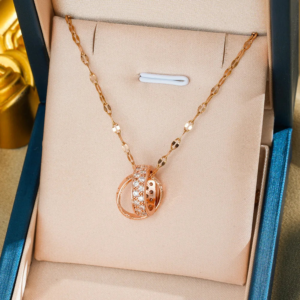 A double-loop interlocking necklace for women exudes a sense of high-end luxury and a simple Instagram collarbone chain