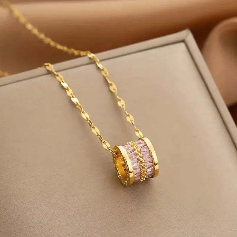 This necklace features a niche design, a slender waist, and is versatile. It's a collarbone chain with a cold style