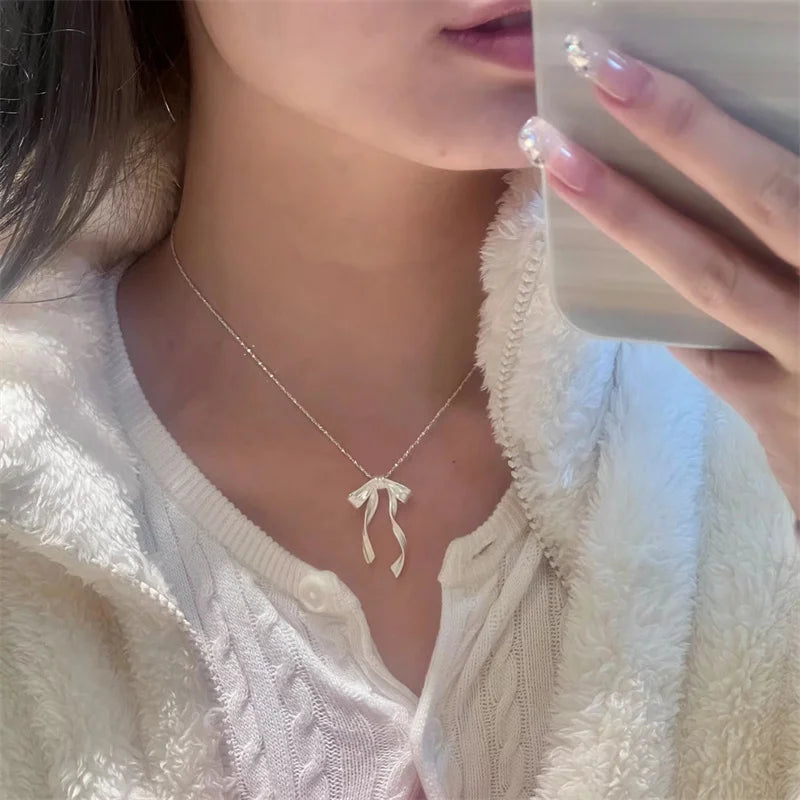 Fashionable Collarbone Chain with Delicate Bowknot Pendant Unique and Sophisticated Neckchain for Fashion Enthusiasts