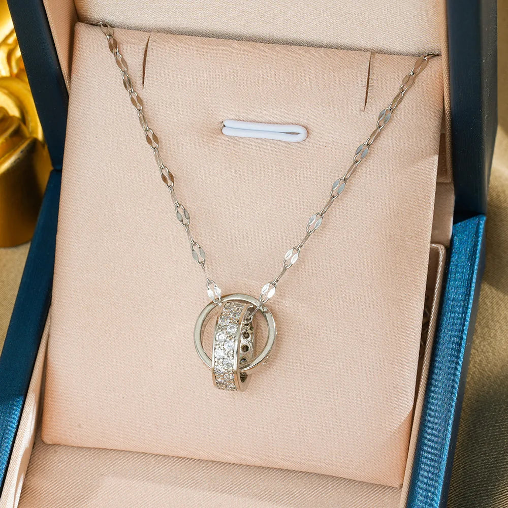 A double-loop interlocking necklace for women exudes a sense of high-end luxury and a simple Instagram collarbone chain