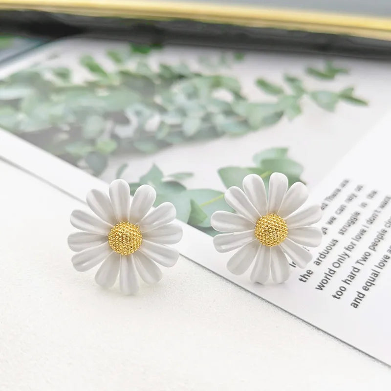 Korean Style Cute Small Daisy Flower Stud Earrings For Women Girls Sweet Statement Asymmetrical Earring Party Jewelry Gifts