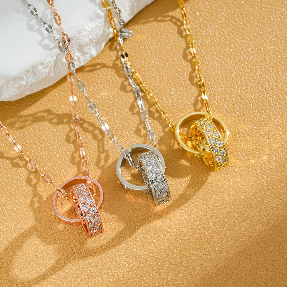 A double-loop interlocking necklace for women exudes a sense of high-end luxury and a simple Instagram collarbone chain