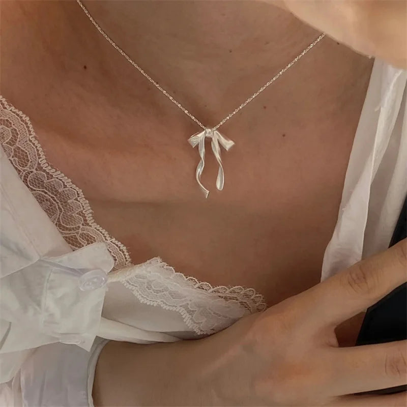 Fashionable Collarbone Chain with Delicate Bowknot Pendant Unique and Sophisticated Neckchain for Fashion Enthusiasts