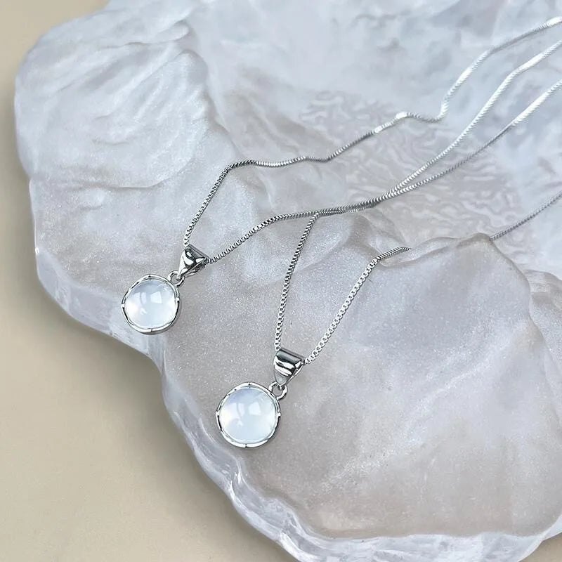 Yerik Fashion Silver Color White Round Moonstone Pendant Necklaces for Women Luxury Temperament Clavicle Chain Necklace Jewelry