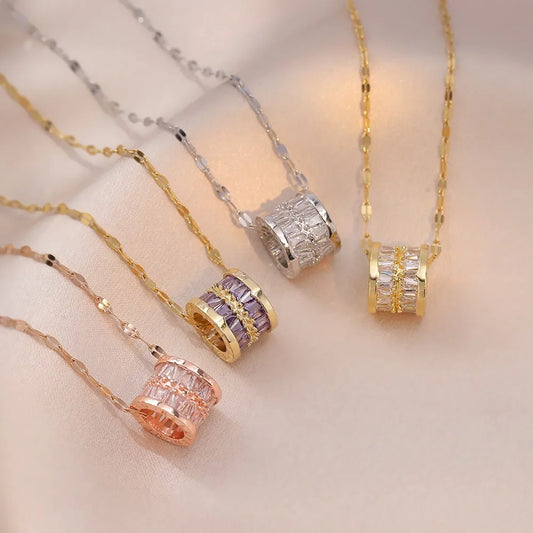 This necklace features a niche design, a slender waist, and is versatile. It's a collarbone chain with a cold style