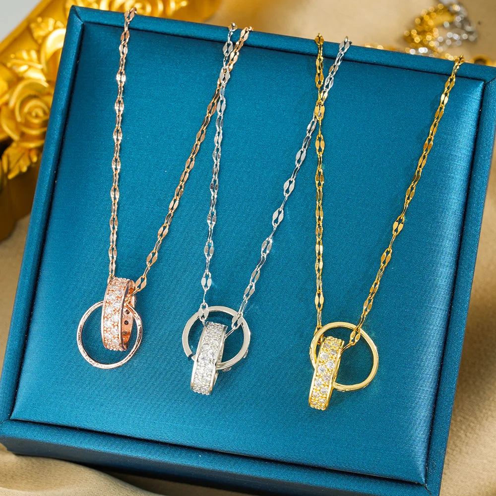 A double-loop interlocking necklace for women exudes a sense of high-end luxury and a simple Instagram collarbone chain