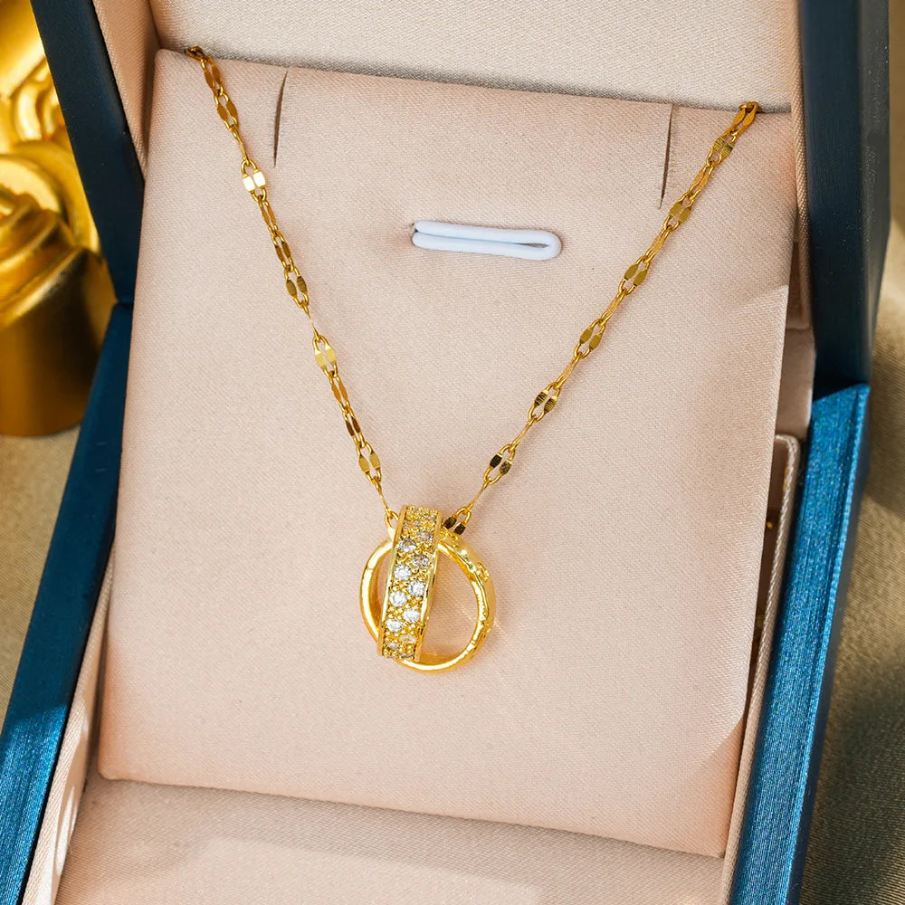 A double-loop interlocking necklace for women exudes a sense of high-end luxury and a simple Instagram collarbone chain